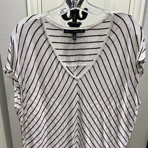 White House Black Markey V-Neck Top - Size Large
